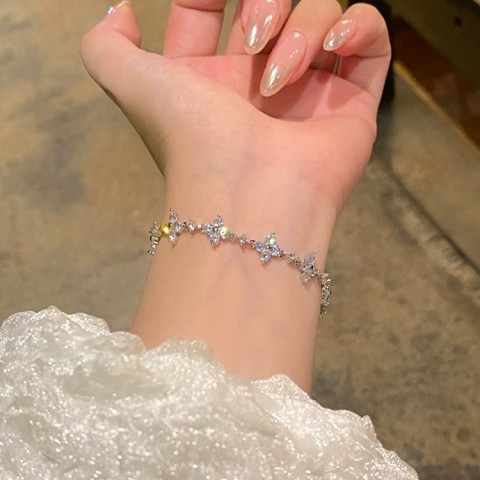 Delilah Full Circle Clover Moissanite Bracelet