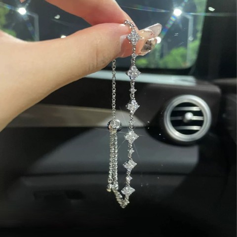 Delilah Full Circle Clover Moissanite Bracelet