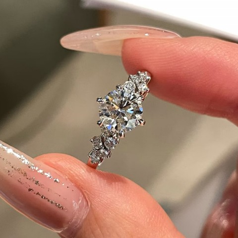 Zircon snowflake ring