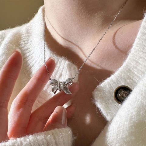 Bow tie-shaped Moissanite Necklace