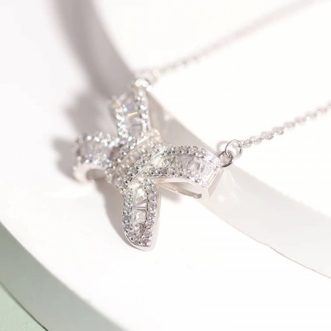 Bow tie-shaped Moissanite Necklace